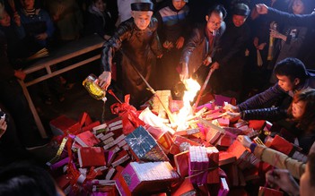 Lễ hội đốt vàng mã 'lấy đỏ' ngày đầu năm ở Hà Nội