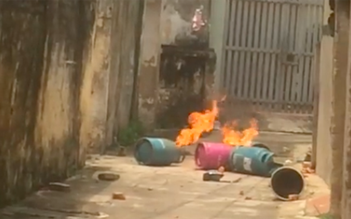 Con rể mang 4 bình gas đến cổng nhà bố vợ đốt, hàng xóm náo loạn