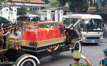 Đoàn xe chở linh cữu Chủ tịch nước Trần Đại Quang qua phố Hà Nội