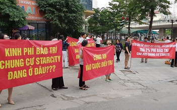 Cư dân chung cư Star City ở Hà Nội lại căng băng rôn đòi quỹ bảo trì