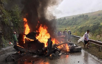 Container đâm vào vách núi bốc cháy ngùn ngụt, tài xế bị thương nặng