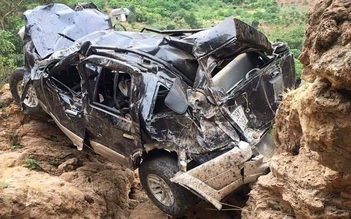 Ô tô lao xuống vực sâu hơn 100 m tại Sơn La, 2 người thương vong