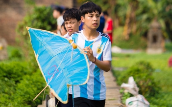 Trẻ em đội nắng thi diều ở lễ hội ngàn năm tuổi ven sông Hồng