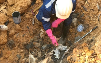 Huyện Sóc Sơn cử cán bộ lấy mẫu chất thải 'lạ' chôn trộm gần nguồn nước
