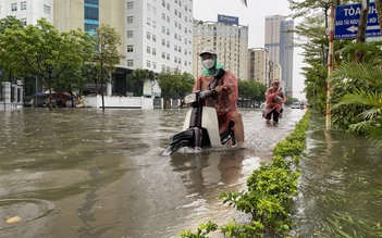 Bất lực ‘điệp khúc’ hễ mưa đường phố Hà Nội lại thành sông