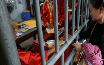 Công đức tối thiểu 15.000 đồng để được một lá ấn đền Trần