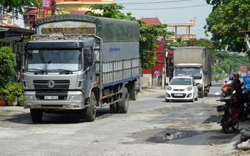 Ổ voi, ổ gà chi chít trên quốc lộ 17B ở Hải Phòng