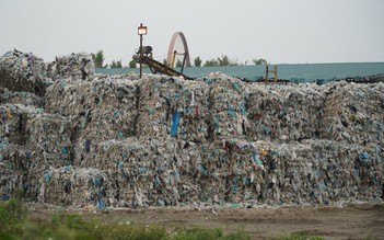 Núi rác thải khổng lồ nằm kế bên khu đô thị sang trọng