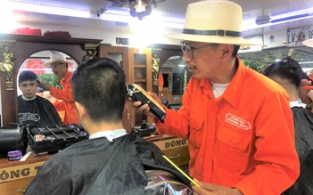 Gặp anh chàng cắt tóc lưu động phục vụ sinh viên giá 2.000 đồng
