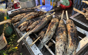 Ngày vía Thần Tài: Người trẻ thích đi chợ xem và mua cá lóc nướng