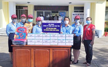 PC Phú Yên tặng quà cho học sinh nghèo bị ảnh hưởng dịch Covid-19
