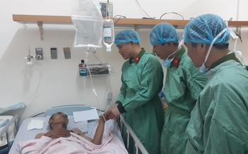 Lãnh đạo PC45 Công an TP.HCM thăm các 'hiệp sĩ' đang điều trị tại bệnh viện
