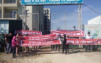 Hàng chục hộ dân trưng băng rôn đòi nhà ở chung cư Aranya Huế