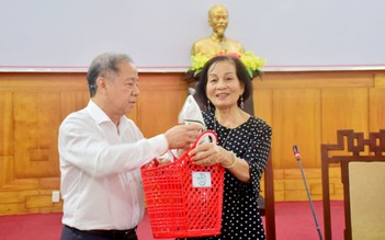 Chủ tịch tỉnh Thừa Thiên - Huế tặng giỏ đi chợ cho cán bộ hưu trí