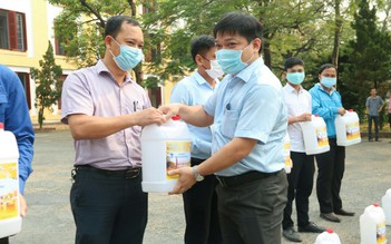 Trường đại học ở Huế tặng nước rửa tay khô sát khuẩn cho các phường, xã