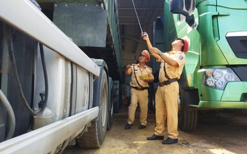 Thừa Thiên - Huế: CSGT xử lý mạnh tay, xe quá khổ quá tải ‘tự nguyện’ cắt thùng