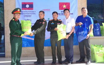 Bộ CHQS tỉnh Thừa Thiên - Huế tặng quà chia sẻ khó khăn với đồng nghiệp Lào