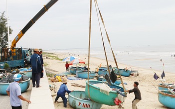 Bão số 9 hướng vào bờ, làng thúng Phước Hải khẩn trương ứng phó bão