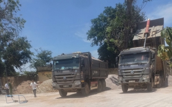 Bắt quả tang vụ khai thác cát trái phép giữa trung tâm thị trấn Phước Bửu