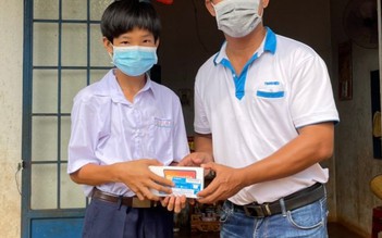 Báo Thanh Niên tặng điện thoại thông minh cho học sinh nghèo tại Bà Rịa - Vũng Tàu