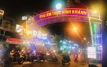 Hơn 2 tiếng sau 'lệnh cấm', phố ẩm thực Vĩnh Khánh vẫn sáng đèn nhộn nhịp