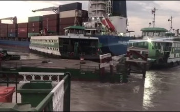 Nóng: Tàu biển chở container đâm hỏng cầu phà Cát Lái