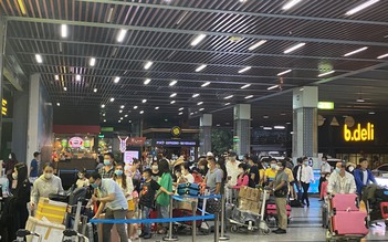 Sắp thoát cảnh kéo vali 4 tầng để đón xe tại sân bay Tân Sơn Nhất