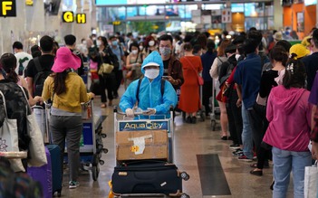 Đông nghẹt người về quê ăn tết, sân bay Tân Sơn Nhất ra khuyến cáo 'nóng'