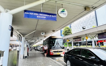 Nhiều khách chọn đi xe buýt tại sân bay Tân Sơn Nhất