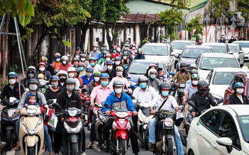Cho xe máy lưu thông, giải tỏa ùn tắc khu vực cầu vượt Nguyễn Hữu Cảnh