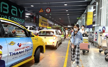 Taxi sẽ có bãi đậu tạm miễn phí để đón khách ở sân bay Tân Sơn Nhất