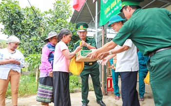 Tặng quà, học bổng cho người dân Tây nguyên bị ảnh hưởng sau dịch Covid-19