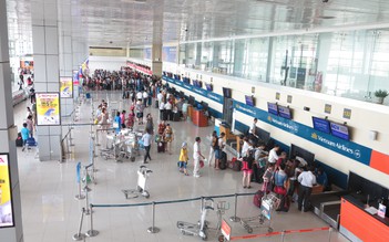 Bắt nhân viên dọn vệ sinh sân bay Nội Bài 'cầm nhầm đồ' của khách