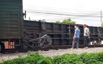 Tàu hỏa lại trật bánh lật một toa, đường sắt Bắc - Nam tê liệt