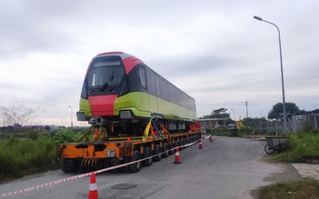 Hình ảnh đoàn tàu metro đầu tiên của Hà Nội tại ga Nhổn