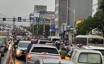 Hà Nội tắc đường trầm trọng: Vì mưa hay do 'ai cũng điền vào chỗ trống’?
