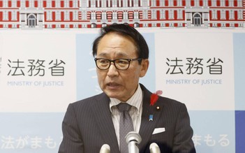 Bộ trưởng từ chức vì câu đùa, thủ tướng Nhật phải lùi giờ lên đường công du