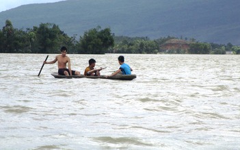 Xả lũ, vỡ đê khiến hàng trăm hộ dân ở Thanh Hóa chìm trong biển nước