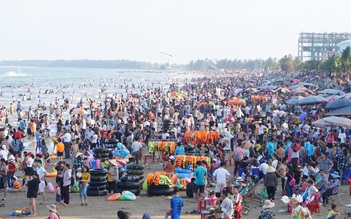 Du khách ken đặc các bãi biển Thanh Hóa, nhiều dịch vụ quá tải