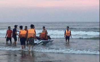 Chiến sĩ cảnh sát nhường áo phao cứu sống 3 du khách bị sóng biển cuốn trôi
