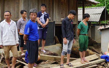 Tìm thấy thi thể 2 nạn nhân trong gia đình có 6 người bị lũ cuốn trôi