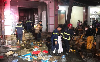 Giải cứu 2 người mắc kẹt trong đám cháy ở Thanh Hóa