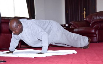 Tổng thống Uganda hít đất, kêu gọi tập thể dục khi ở nhà vì Covid-19