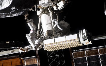 Hai phi hành gia phải ra ngoài trạm không gian ISS suốt 6 tiếng để thay pin mặt trời