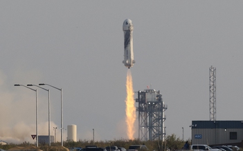 Tỉ phú Jeff Bezos thành công bay vào không gian