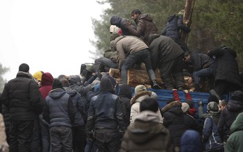 Người di cư tìm cách vượt rào từ Belarus, Ba Lan hối thúc NATO can thiệp