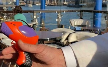 Du khách đến Venice được trao súng nước để bắn chim