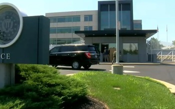 Một kẻ có vũ trang định xông vào tòa nhà của FBI