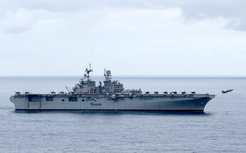 Tàu đổ bộ tấn công của Mỹ đi qua Biển Đông, cập cảng Singapore