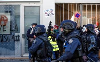 Kiện cảnh sát vì bị đánh vào chỗ hiểm khi biểu tình tại Pháp